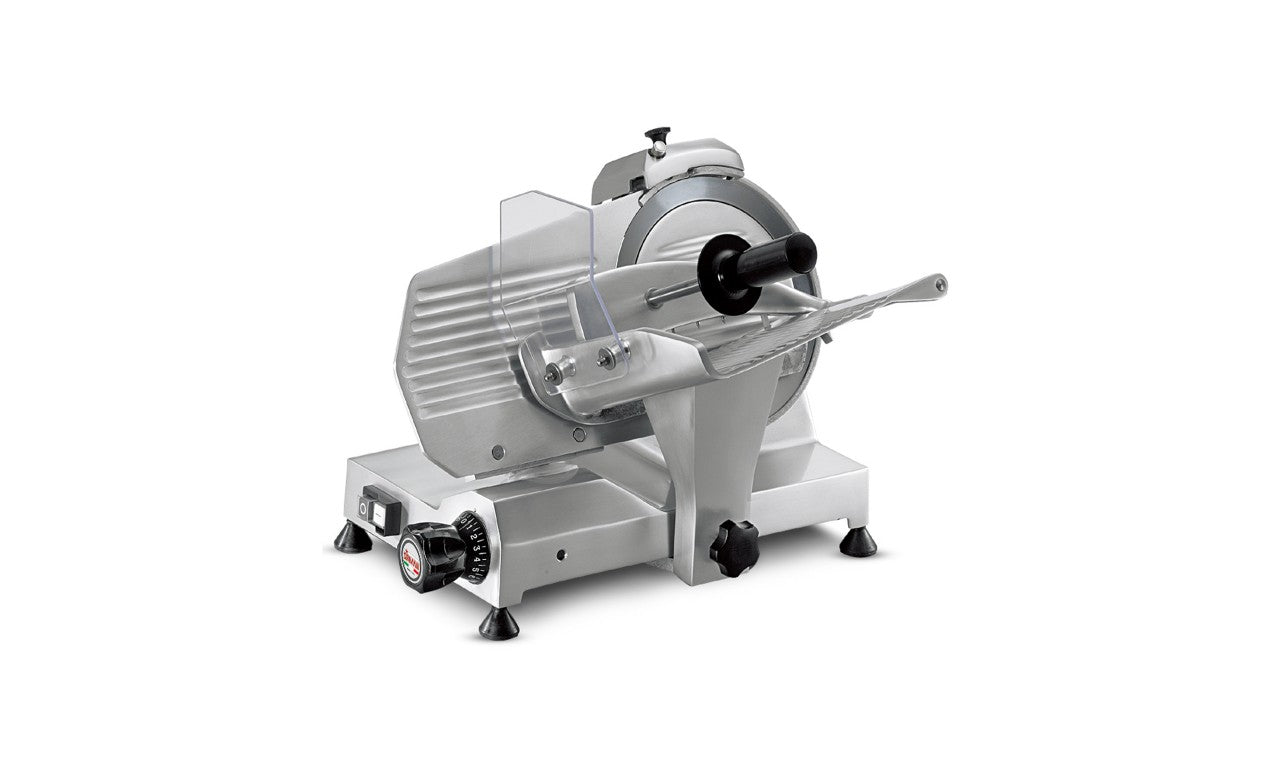 Sirman - MIRRA 220C A.I. 230/50/1 Fusione in lega di alluminio anodizzato. - Ampio spazio tra motore e lama per un’agevole pulizia. - Motore ventilato. - Lama forgiata e temprata a forte spessore. - Scorrimento carrello su boccole autolubrificanti e perni