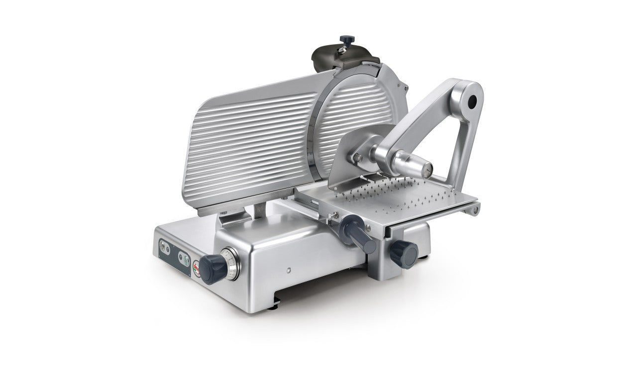 Sirman - LEONARDO 370 EVO BS2 - Linea arrotondata priva di spigoli e viti in vista. - Affettatrice collocabile su un piano di lavoro da 70 cm. - Lama a costa bassa per minimizzare l’attrito con il prodotto. - Perno di scorrimento, cromato rettificato e la