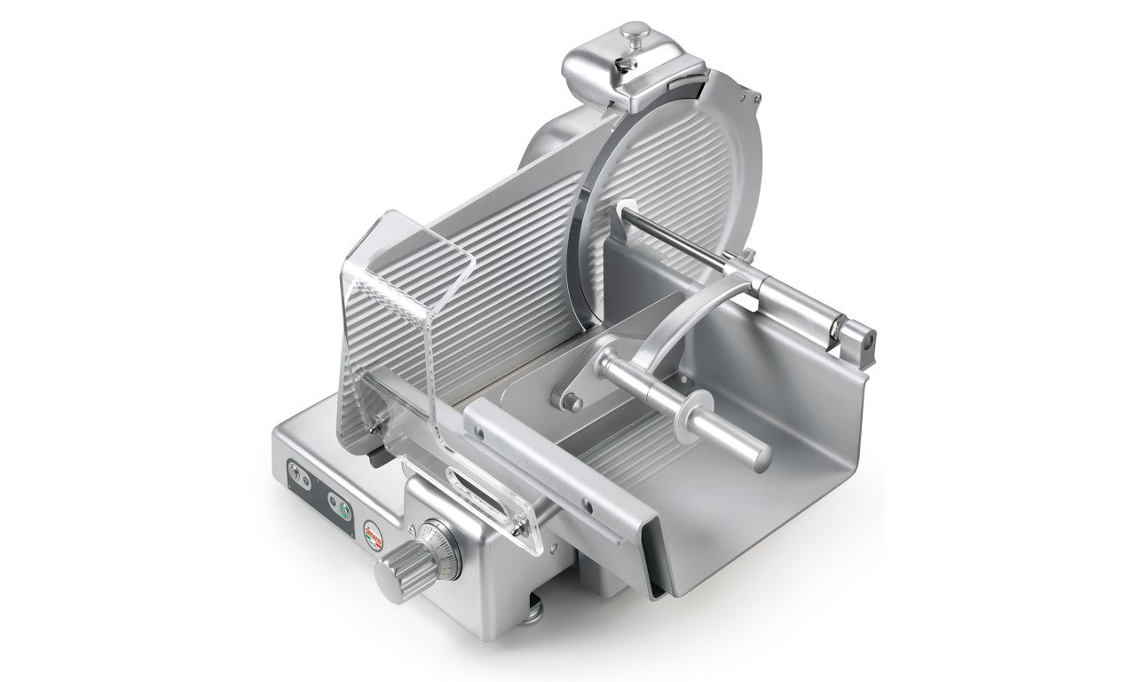 Sirman - LEONARDO 385 EVO VCS TOP Macchina IoT gestibile in cloud con SRCS Macchina IoT gestibile in cloud con SRCS - Linea arrotondata priva di spigoli e viti in vista. - Affettatrice collocabile su un piano di lavoro da 70 cm. - Lama a costa bassa per m